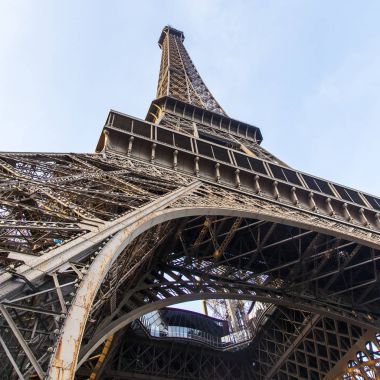 Paris, Fransa, üzerinde 30 Ekim 2017. Gün batımı Eyfel Kulesi arka planı gökyüzünün bir parçası bilir. Bu görüş bir şehir simgesi olduğunu