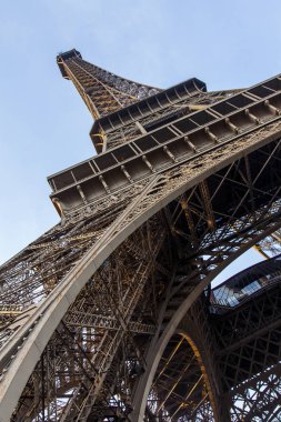 Paris, Fransa, üzerinde 30 Ekim 2017. Gün batımı Eyfel Kulesi arka planı gökyüzünün bir parçası bilir. Bu görüş bir şehir simgesi olduğunu