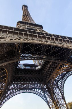 Paris, Fransa, üzerinde 30 Ekim 2017. Gün batımı Eyfel Kulesi arka planı gökyüzünün bir parçası bilir. Bu görüş bir şehir simgesi olduğunu