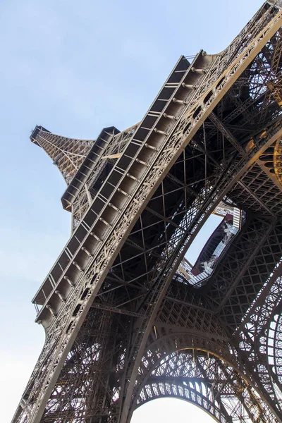 フランス 2017 日没の太陽は空の背景にエッフェル塔のフラグメントを点灯します この光景は 街のシンボル — ストック写真