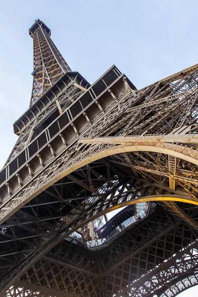 Paris, Fransa, üzerinde 30 Ekim 2017. Gün batımı Eyfel Kulesi arka planı gökyüzünün bir parçası bilir. Bu görüş bir şehir simgesi olduğunu