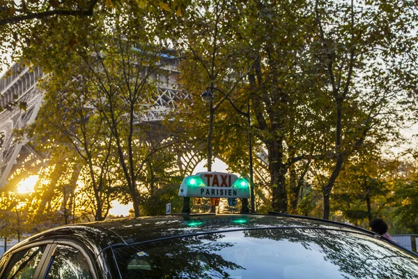 Paris Frankrike Oktober 2017 Bilen Taxi Går Staden Gatan Eiffeltornet — Stockfoto
