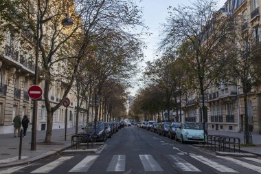 Paris, Fransa, üzerinde 30 Ekim 2017. Sonbahar şehir manzarası. Şık güzel evler şehrin mimari bir kompleks sokak yapmak. 