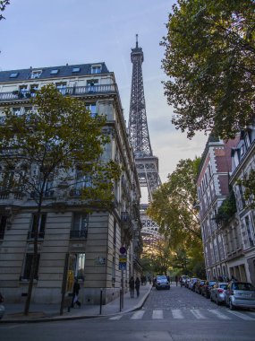 Paris, Fransa, üzerinde 27 Ekim 2017. Güzel bir şehir sokak günbatımı güneş ışığı yanar. Eyfel Kulesi'ne mesafe