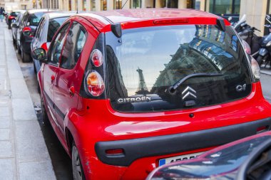 Paris, Fransa, üzerinde 27 Ekim 2017. Güzel bir şehir sokak ve Eyfel Kulesi yakınında park kaldırım arabanın bir pencerede yansıyan