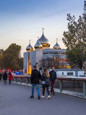 Paris, Fransa, üzerinde 30 Ekim 2017. Günbatımı güneş ışıklar Ortodoks Kilisesi ve ataerkil yapı