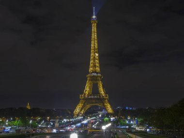Paris, Fransa, üzerinde 30 Ekim 2017. Gece aydınlatma Eyfel ışıklar 