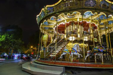 Paris, Fransa, üzerinde 30 Ekim 2017. Gece aydınlatma Eyfel Kulesi dibinde bir dolambaçlı ışıklar 