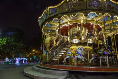 Paris, Fransa, üzerinde 30 Ekim 2017. Gece aydınlatma Eyfel Kulesi dibinde bir dolambaçlı ışıklar 