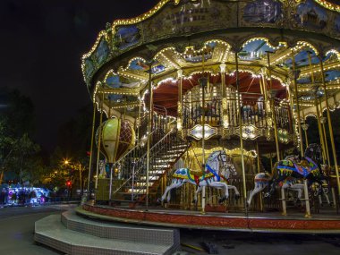 Paris, Fransa, üzerinde 30 Ekim 2017. Gece aydınlatma Eyfel Kulesi dibinde bir dolambaçlı ışıklar 