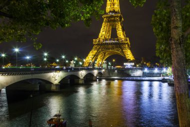 Paris, Fransa, üzerinde 30 Ekim 2017. River Seine Eyfel Kulesi akşam aydınlatma yansıtılır