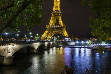 Paris, Fransa, üzerinde 30 Ekim 2017. River Seine Eyfel Kulesi akşam aydınlatma yansıtılır