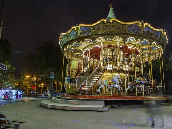 Paris, Fransa, üzerinde 30 Ekim 2017. Gece aydınlatma Eyfel Kulesi dibinde bir dolambaçlı ışıklar 