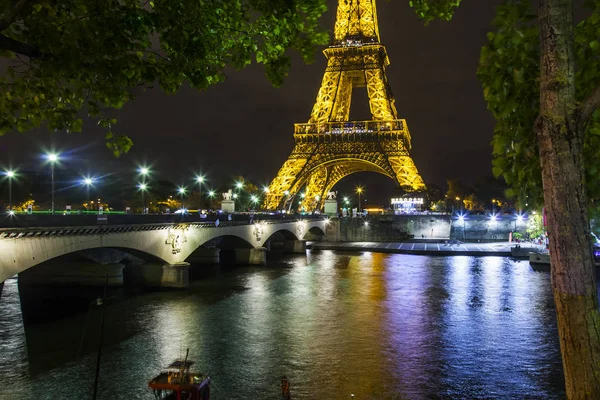 Paris Francia Octubre 2017 Torre Eiffel Iluminación Nocturna Refleja Río — Foto de Stock