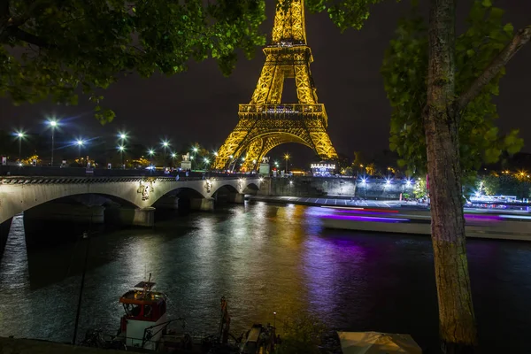 Paryż Francja Dniu Października 2017 Wieża Eiffla Wieczór Oświetlenie Znajduje — Zdjęcie stockowe