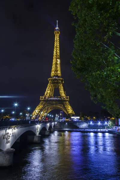 Париж Франция Октября 2017 Года Эйфелева Башня Вечернем Освещении Отражается — стоковое фото