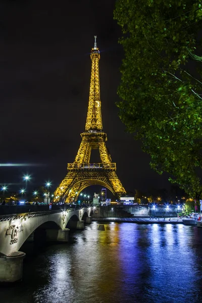 Paříž Francie Října 2017 Eiffelova Věž Večerní Osvětlení Odráží Řece — Stock fotografie