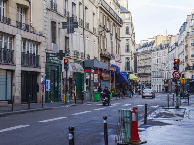 Paris, Fransa, üzerinde 30 Ekim 2017. Sonbahar şehir manzarası. Şık güzel evler şehrin mimari bir kompleks sokak yapmak. 