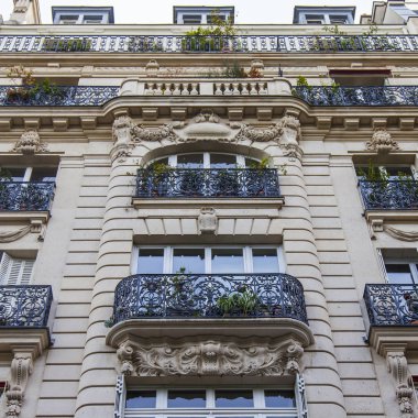 Paris, Fransa, üzerinde 30 Ekim 2017. Şehir sokak ve tipik mimari parçalar şehir merkezinde evlerin bilir. Bina cephe parçası