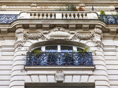 Paris, Fransa, üzerinde 30 Ekim 2017. Şehir sokak ve tipik mimari parçalar şehir merkezinde evlerin bilir. Bina cephe parçası