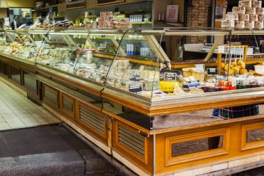 Paris, Fransa, 1 Kasım 2017. Çeşitli geleneksel Fransız ürünleri göster penceresini Muftard Caddesi'nde dükkanın üzerinde koyulur