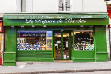 Paris, Fransa, 1 Kasım 2017. Çeşitli geleneksel Fransız ürünleri göster penceresini Muftard Caddesi'nde dükkanın üzerinde koyulur