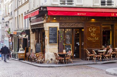 Paris, Fransa, üzerinde 30 Ekim 2017. Kesişen iki sokak üzerinde geleneksel sokak kafe küçük tablolar ziyaret edenler sabah bekliyoruz.