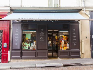 Paris, Fransa, üzerinde 30 Ekim 2017. Farklı tatlılar üzerinde şekerleme Dükkanı, bir gösteri-pencere sunulmaktadır 