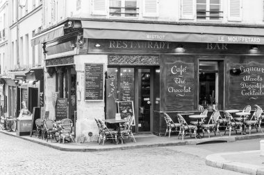 Paris, Fransa, üzerinde 30 Ekim 2017. Kesişen iki sokak üzerinde geleneksel sokak kafe küçük tablolar ziyaret edenler sabah bekliyoruz.