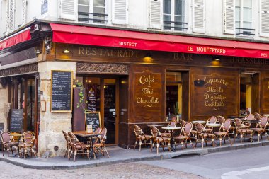 Paris, Fransa, üzerinde 30 Ekim 2017. Kesişen iki sokak üzerinde geleneksel sokak kafe küçük tablolar ziyaret edenler sabah bekliyoruz.
