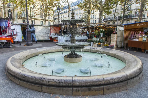 Paris France October 2017 Beautiful Old Fountain Decorates City Square — Stock Photo, Image