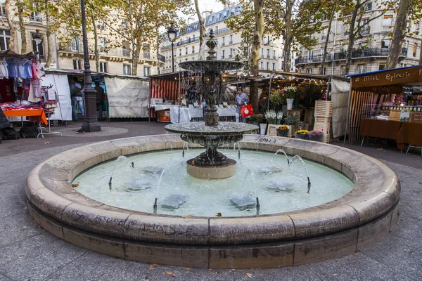 在2017年10月30日 美丽的老喷泉装饰市中心的城市广场 — 图库照片