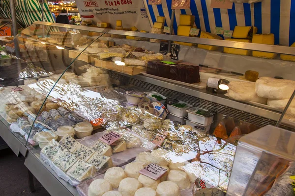 在2017年11月1日 Muftard 街的橱窗上摆放着各式各样的传统法式奶酪 — 图库照片