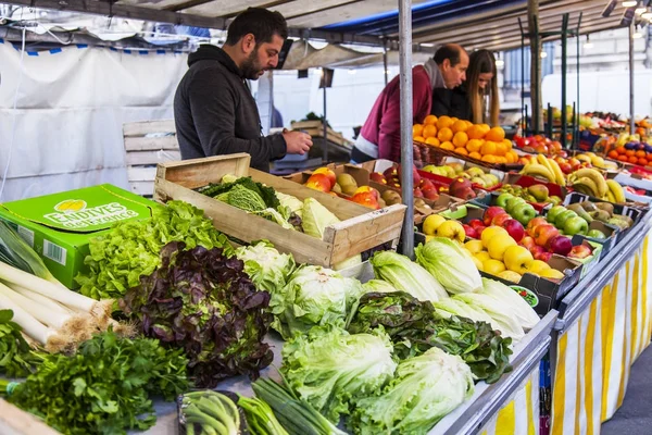 フランス 2017 な野菜や果物が Muftard 通りの伝統的な市場のショー ウィンドウのレイアウト — ストック写真