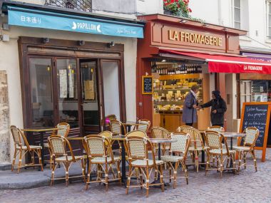 Paris, Fransa, üzerinde 30 Ekim 2017. Küçük tablolar geleneksel sokak Cafe ziyaret edenler sabah bekliyoruz.