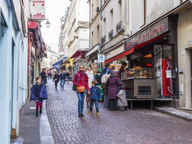 Paris, Fransa, üzerinde 30 Ekim 2017. Sonbahar şehir manzarası. Şık güzel evler bir mimari kompleks olun. İnsanlar şehrin sokak tarafından gider