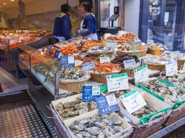 Paris, Fransa, 1 Kasım 2017. Çeşitli deniz ürünleri ve balık Shop Muftard Caddesi üzerinde bir gösteri penceresinde koyulur