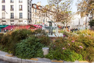 Paris, Fransa, üzerinde 30 Ekim 2017. Güzel eski çeşme merkezinde şehir karesiyle Süsle.