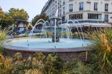 Paris, Fransa, üzerinde 30 Ekim 2017. Güzel eski çeşme merkezinde şehir karesiyle Süsle.
