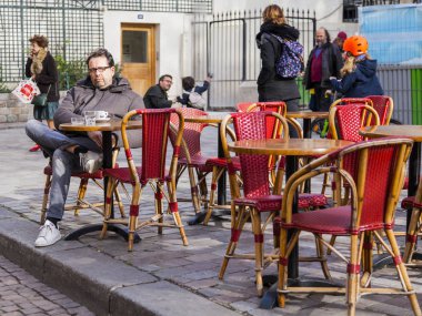 Paris, Fransa, üzerinde 30 Ekim 2017. İnsanlar yemek sonra tipik Kafe'nin küçük tablolar gerisinde