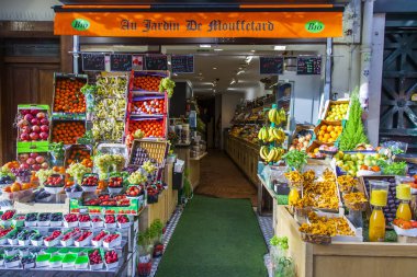 Paris, Fransa, 1 Kasım 2017. Çeşitli sebze ve meyve gösterisi penceresinde Muftard Caddesi'ndeki geleneksel pazarının koyulur