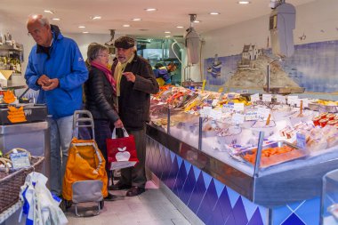 Paris, Fransa, 1 Kasım 2017. Çeşitli geleneksel Fransız ürünleri göster penceresini Muftard Caddesi'nde dükkanın üzerinde koyulur