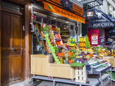 Paris, Fransa, 1 Kasım 2017. Çeşitli sebze ve meyve gösterisi penceresinde Muftard Caddesi'ndeki geleneksel pazarının koyulur