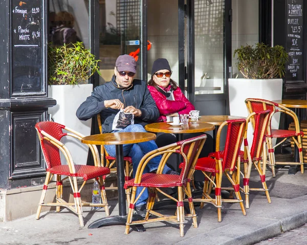 Paris França Outubro 2017 Pessoas Comem Têm Resto Atrás Pequenas — Fotografia de Stock