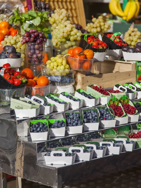 フランス 2017 な野菜や果物が Muftard 通りの伝統的な市場のショー ウィンドウのレイアウト — ストック写真