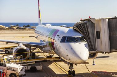 Las Palmas de Gran Canaria, İspanya, 5 Ocak 2018 üzerinde. Ön kontrol hizmetinde Adası Gran Canaria Havaalanı Uçak geçer