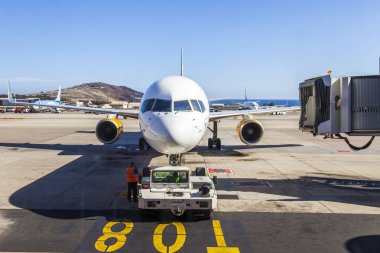 Las Palmas de Gran Canaria, İspanya, 5 Ocak 2018 üzerinde. Ön kontrol hizmetinde Adası Gran Canaria Havaalanı Uçak geçer