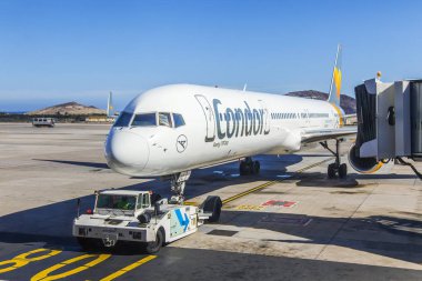 Las Palmas de Gran Canaria, İspanya, 5 Ocak 2018 üzerinde. Ön kontrol hizmetinde Adası Gran Canaria Havaalanı Uçak geçer