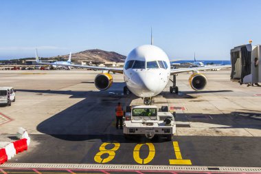 Las Palmas de Gran Canaria, İspanya, 5 Ocak 2018 üzerinde. Ön kontrol hizmetinde Adası Gran Canaria Havaalanı Uçak geçer