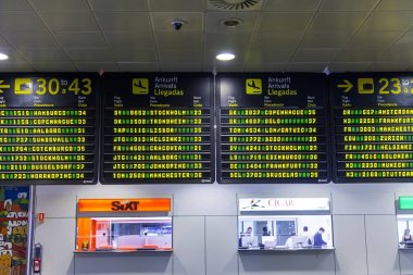 Las Palmas de Gran Canaria, İspanya, 5 Ocak 2018 üzerinde. Zamanlamayı uçuşlar Adası Gran Canaria Havaalanı'nda elektronik panosunda gönderilmiş
